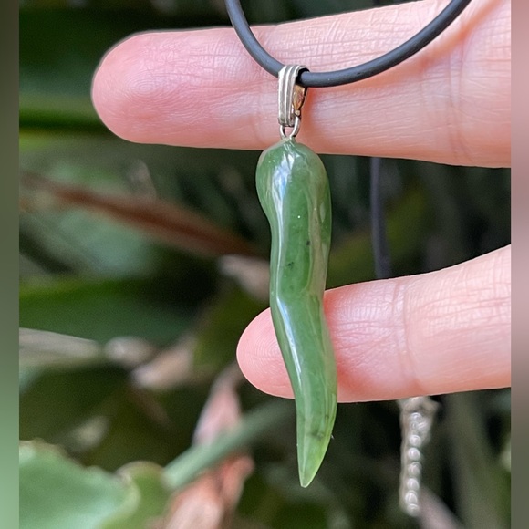 High quality natural spinach green nephrite jade horn pendant & black cord chain - Picture 6 of 6